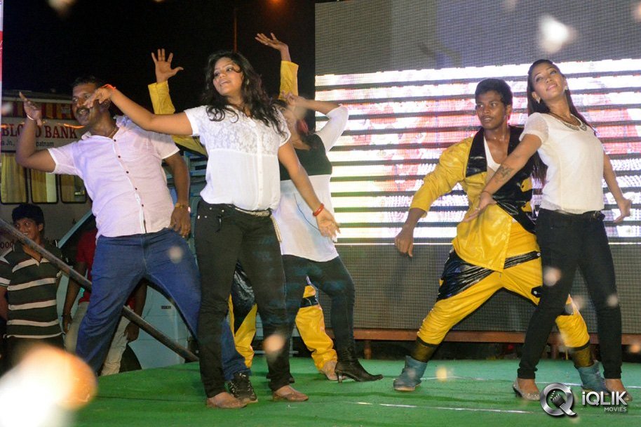 Run-Raja-Run-Flash-Mob-at-Vijayawada